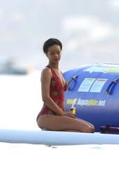 th_412096508_RihannaonheryachtinEzesurMer26.7.2012_33_122_189lo.jpg
