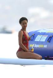 th_412096508_RihannaonheryachtinEzesurMer26.7.2012_33_122_189lo.jpg