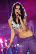 th_957887880_SelenaGomezConcertPicsFromFlorida025_122_196lo.jpg
