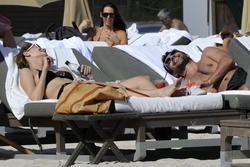 http://img291.imagevenue.com/loc259/th_531267992_Mischa_Barton_Bikini_Candids_on_the_Beach_in_Miami_December_27_2011_230_122_259lo.jpg