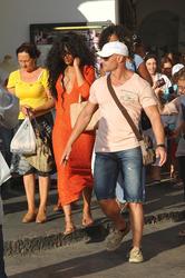 th_890539214_RihannaonshoppingtourinCapri19.7.2012_04_122_371lo.jpg
