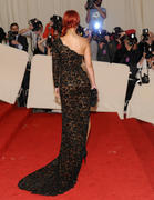 th_897877475_RihannaCostumeInstituteGalaMetBallinNYC_2.5.2011_121_122_372lo.jpg