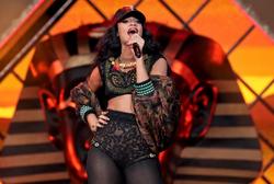th_004263897_RihannaperformsliveattheBarclaycardWirelessFestivalHydeParkLondon8.7.2012_115_122_434lo.jpg