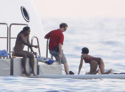 th_342048242_RihannaonheryachtinEzesurMer26.7.2012_109_122_467lo.jpg