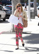 th_657309397_EmmaRoberts07062012EatingIceCreaminBeverlyHills40_122_569lo.jpg
