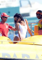 th_333586369_RihannaparasailinginCannes24.7.2012_124_122_586lo.jpg