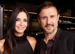 th_606041746_CourteneyCoxScream4premiereinHollywood_April11201111_122_64lo.jpg