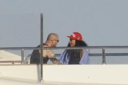 th_451940889_Rihannaonthe435mcharteryachtLatitudeoffPortoCervo15.7.2012_17_122_7lo.jpg